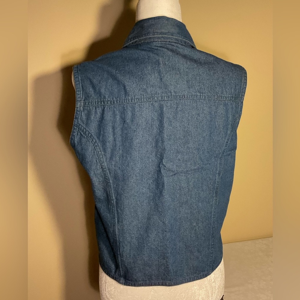 NWT Denim Vest: Vintage Rosettes, Fitted, Patch Pockets w Flap Closure - Picture 2 of 7